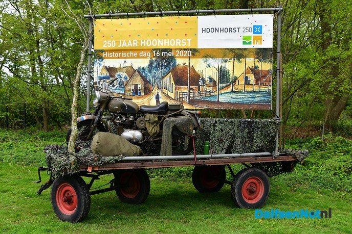 Lucht klaart op na hijsen nieuwe dorpsvlag Hoonhorst - Foto: Johan Bokma