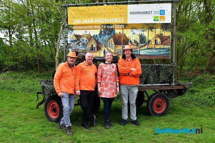 Lucht klaart op na hijsen nieuwe dorpsvlag Hoonhorst - Foto: Johan Bokma