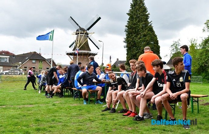 Lucht klaart op na hijsen nieuwe dorpsvlag Hoonhorst - Foto: Johan Bokma