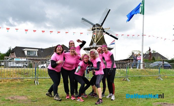 Lucht klaart op na hijsen nieuwe dorpsvlag Hoonhorst - Foto: Johan Bokma