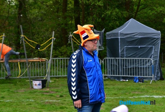 Lucht klaart op na hijsen nieuwe dorpsvlag Hoonhorst - Foto: Johan Bokma