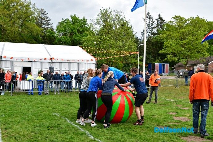 Lucht klaart op na hijsen nieuwe dorpsvlag Hoonhorst - Foto: Johan Bokma