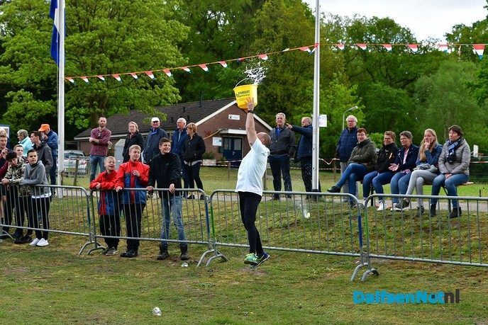 Lucht klaart op na hijsen nieuwe dorpsvlag Hoonhorst - Foto: Johan Bokma