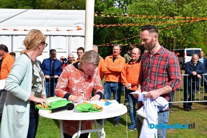 Lucht klaart op na hijsen nieuwe dorpsvlag Hoonhorst - Foto: Johan Bokma