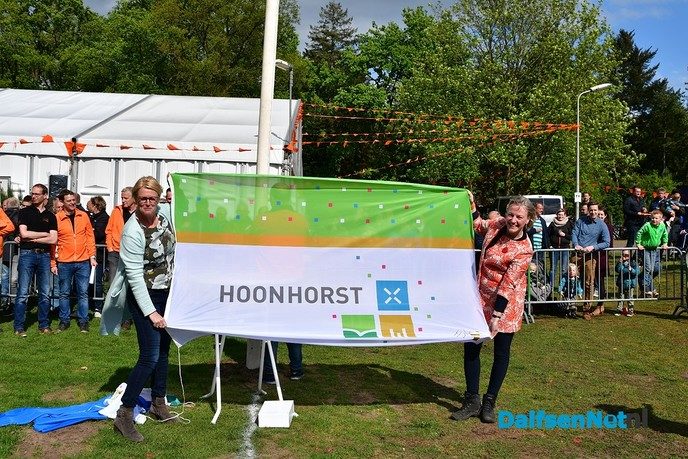 Lucht klaart op na hijsen nieuwe dorpsvlag Hoonhorst - Foto: Johan Bokma