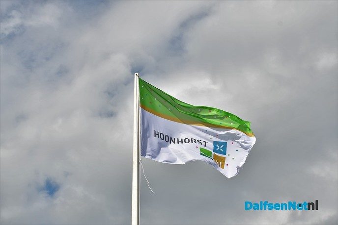 Lucht klaart op na hijsen nieuwe dorpsvlag Hoonhorst - Foto: Johan Bokma