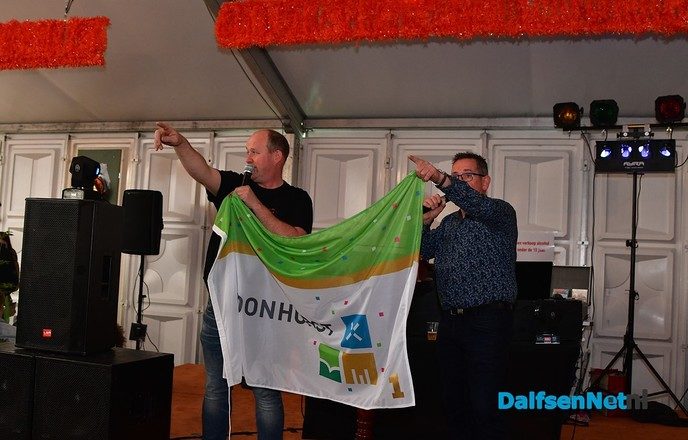 Lucht klaart op na hijsen nieuwe dorpsvlag Hoonhorst - Foto: Johan Bokma
