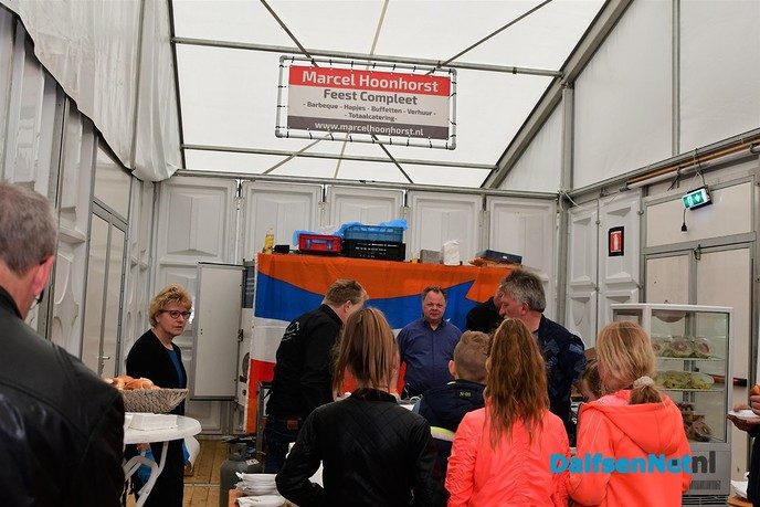 Lucht klaart op na hijsen nieuwe dorpsvlag Hoonhorst - Foto: Johan Bokma