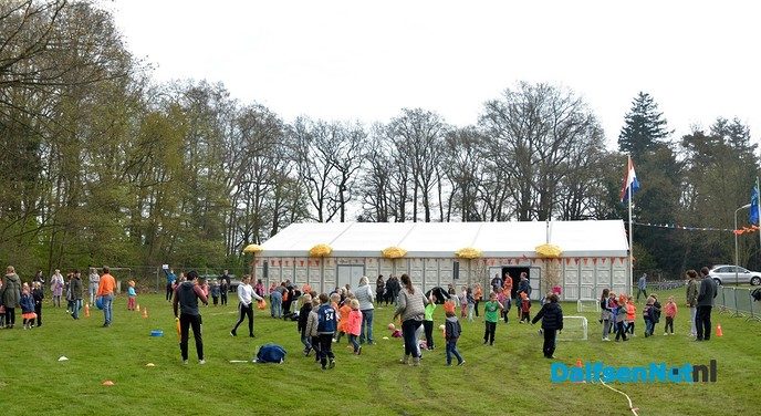 Burgemeester onthult dorpsvlag Hoonhorst tijdens Koningsdag - Foto: Johan Bokma