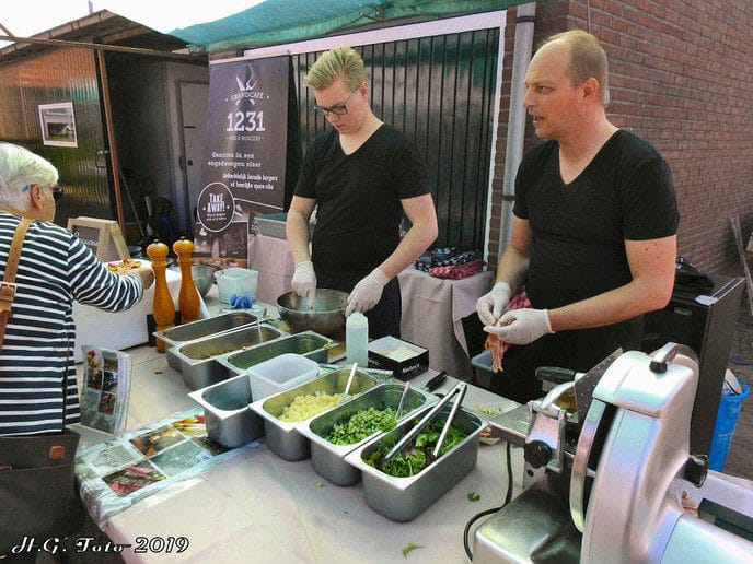 Tuinderij van der Kolk viert opening aspergeseizoen.