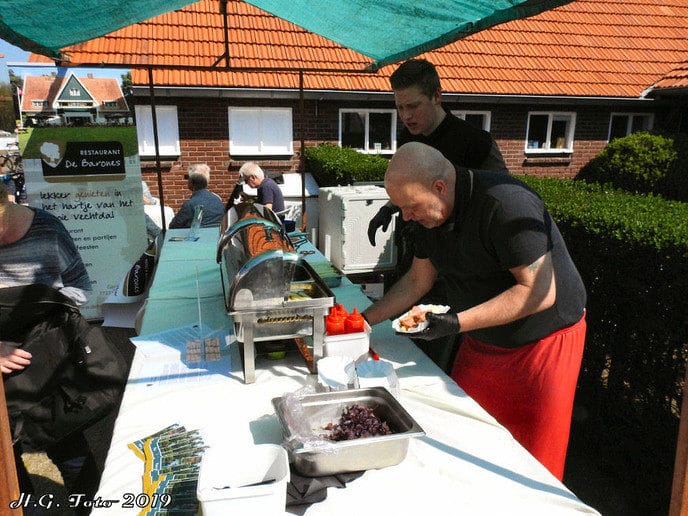 Tuinderij van der Kolk viert opening aspergeseizoen.