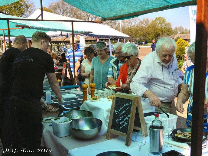 Tuinderij van der Kolk viert opening aspergeseizoen.
