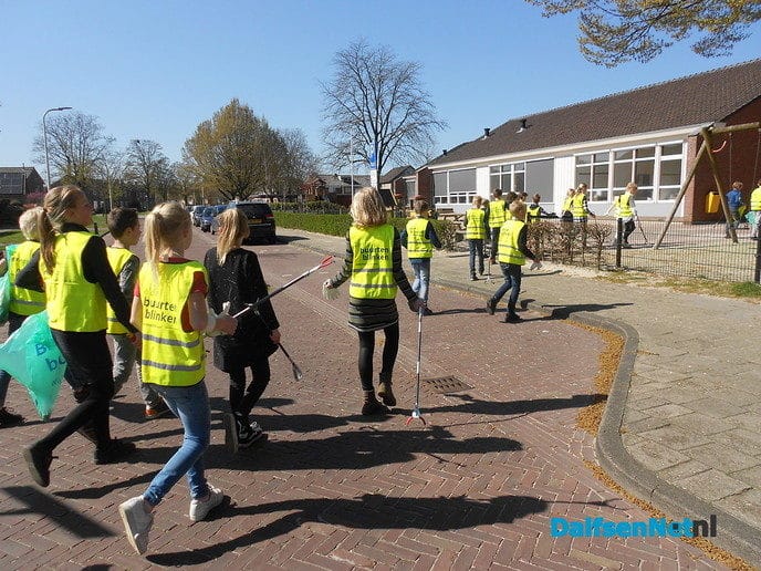 Kinderen van de Uitleg op jacht naar vuil