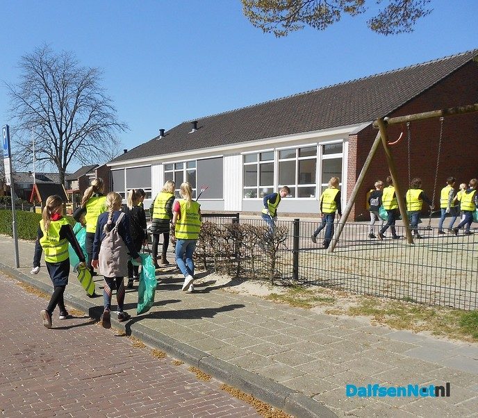 Kinderen van de Uitleg op jacht naar vuil