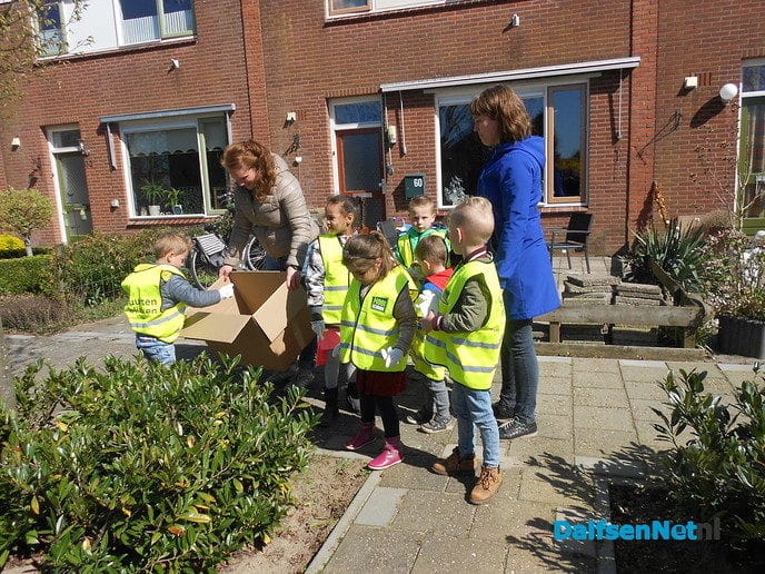 Kinderen van de Uitleg op jacht naar vuil