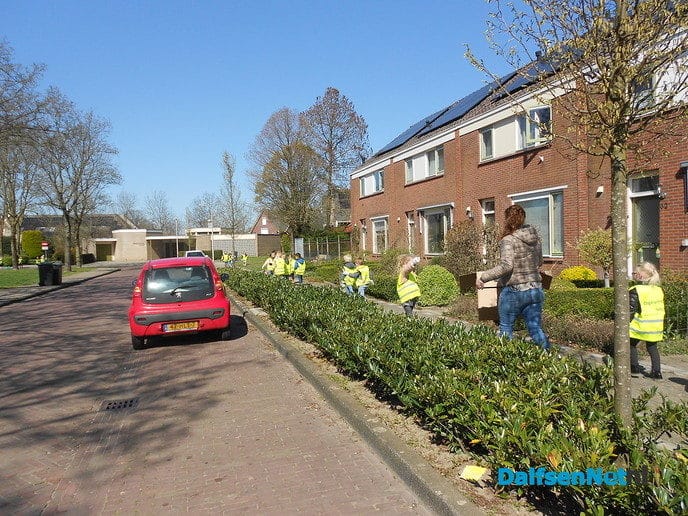Kinderen van de Uitleg op jacht naar vuil