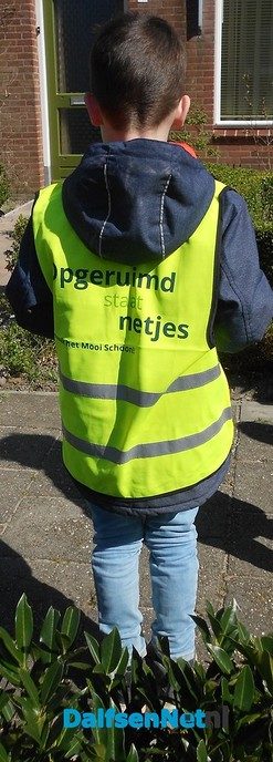 Kinderen van de Uitleg op jacht naar vuil