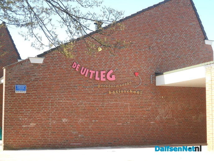 Kinderen van de Uitleg op jacht naar vuil