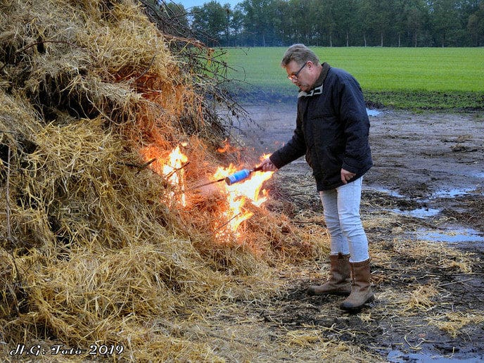 Paasvuur Oudleusen brandt als een fakkel
