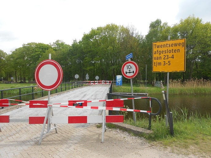 Brug over kanaal afgesloten - Foto: Eigen geleverde foto