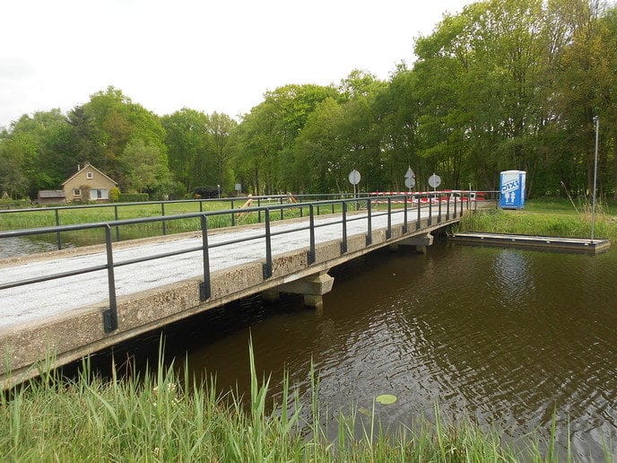 Brug over kanaal afgesloten - Foto: Eigen geleverde foto