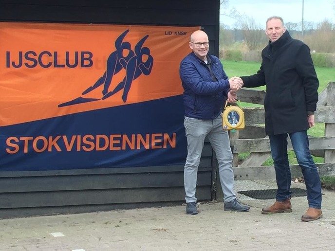 AED aan IJsclub Stokvisdennen - Foto: Eigen geleverde foto