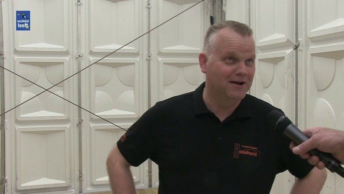 Burgemeester onthult dorpsvlag Hoonhorst tijdens Koningsdag