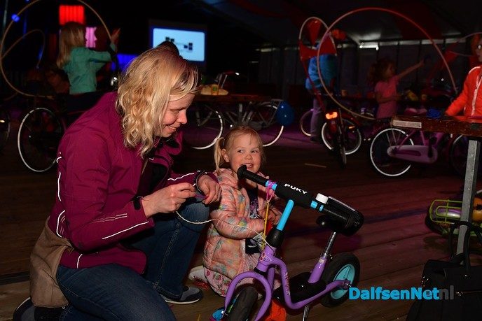 Fietsen pimpen in de tent bij de Oranjevereniging Dalfsen - Foto: Johan Bokma