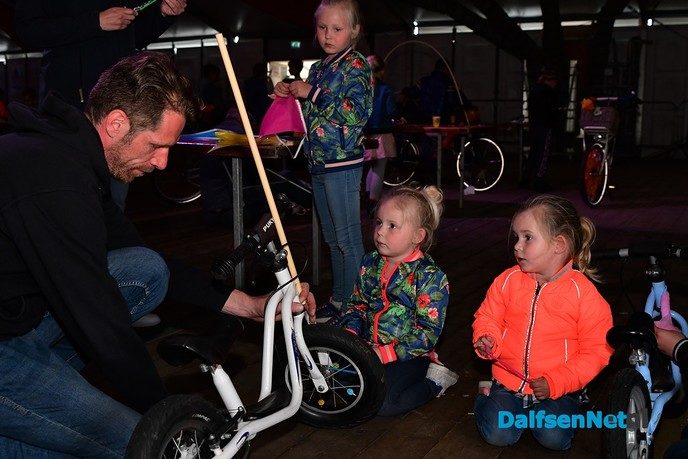 Fietsen pimpen in de tent bij de Oranjevereniging Dalfsen - Foto: Johan Bokma