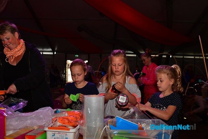 Fietsen pimpen in de tent bij de Oranjevereniging Dalfsen - Foto: Johan Bokma