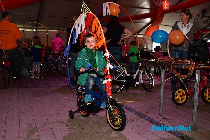 Fietsen pimpen in de tent bij de Oranjevereniging Dalfsen - Foto: Johan Bokma
