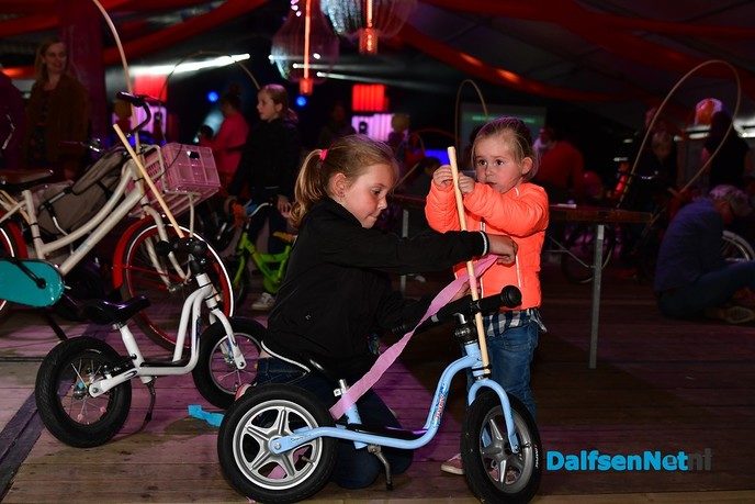 Fietsen pimpen in de tent bij de Oranjevereniging Dalfsen - Foto: Johan Bokma