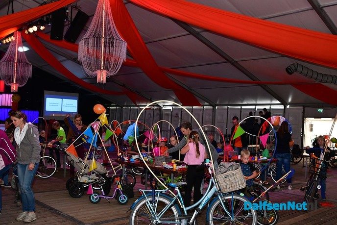 Fietsen pimpen in de tent bij de Oranjevereniging Dalfsen - Foto: Johan Bokma