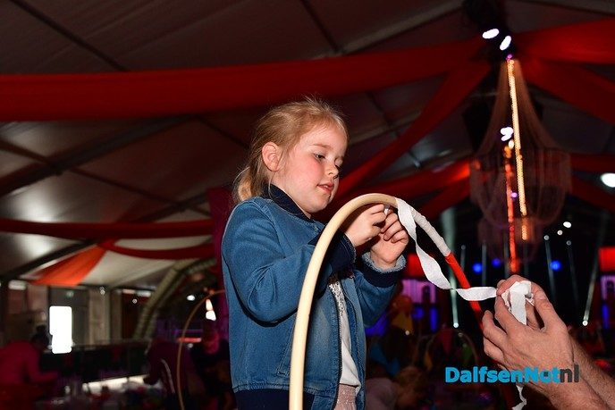 Fietsen pimpen in de tent bij de Oranjevereniging Dalfsen - Foto: Johan Bokma