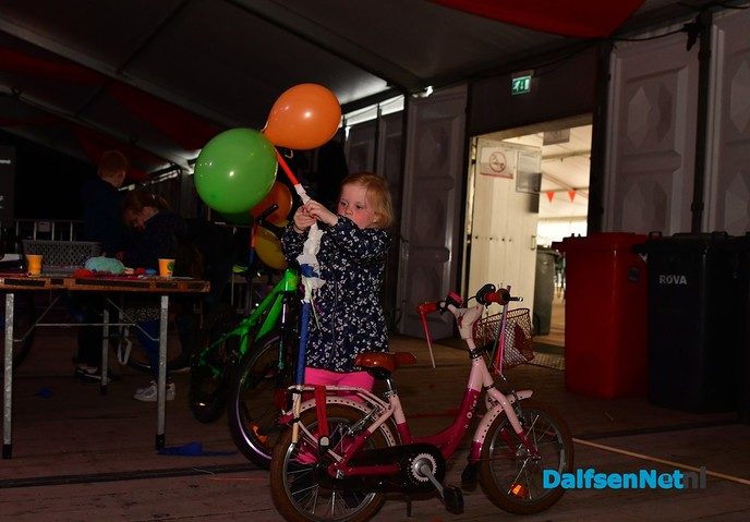 Fietsen pimpen in de tent bij de Oranjevereniging Dalfsen - Foto: Johan Bokma