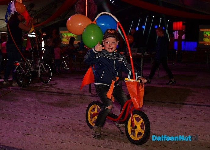 Fietsen pimpen in de tent bij de Oranjevereniging Dalfsen - Foto: Johan Bokma