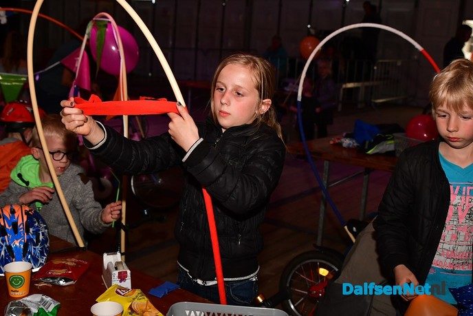 Fietsen pimpen in de tent bij de Oranjevereniging Dalfsen - Foto: Johan Bokma