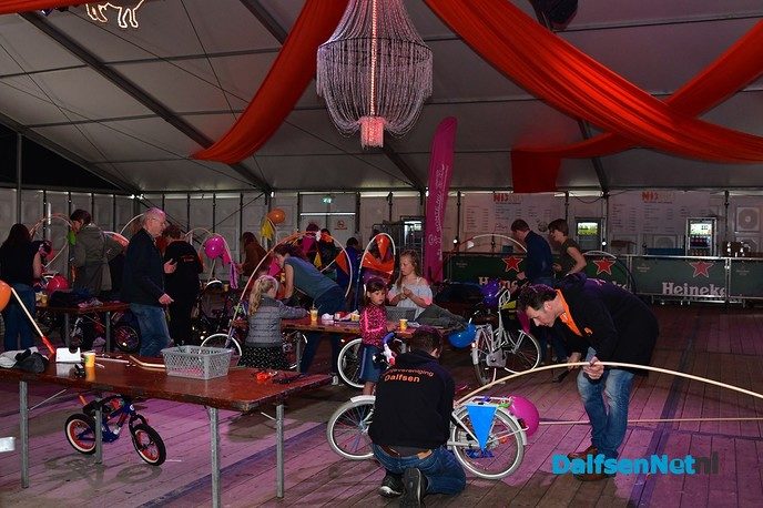 Fietsen pimpen in de tent bij de Oranjevereniging Dalfsen - Foto: Johan Bokma