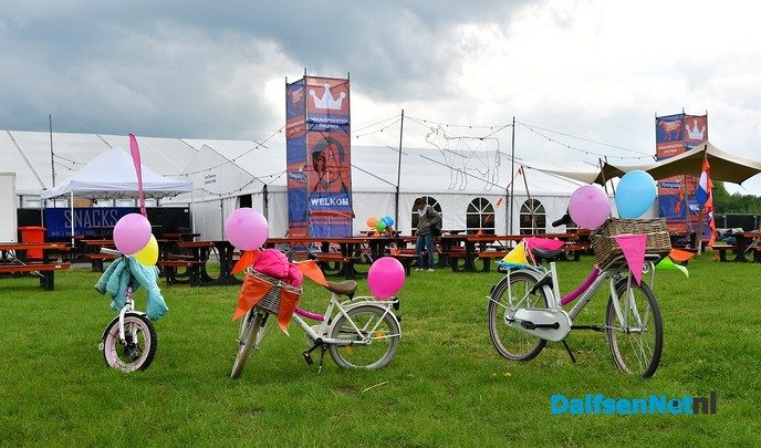 Fietsen pimpen in de tent bij de Oranjevereniging Dalfsen - Foto: Johan Bokma
