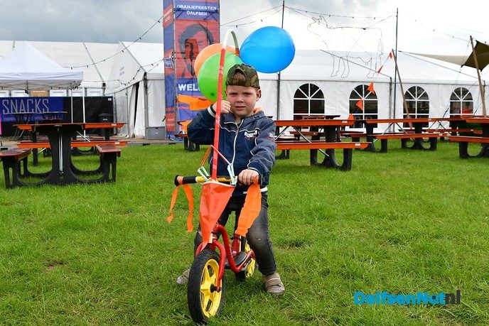 Fietsen pimpen in de tent bij de Oranjevereniging Dalfsen - Foto: Johan Bokma