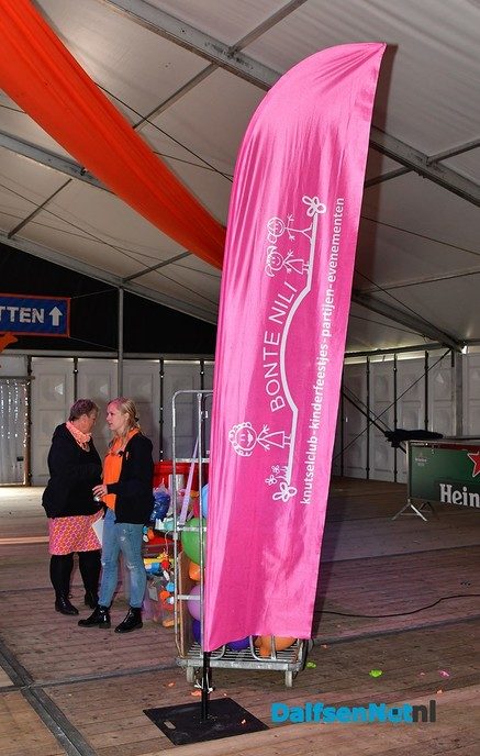 Fietsen pimpen in de tent bij de Oranjevereniging Dalfsen - Foto: Johan Bokma