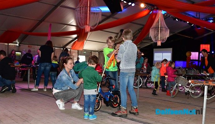 Fietsen pimpen in de tent bij de Oranjevereniging Dalfsen - Foto: Johan Bokma