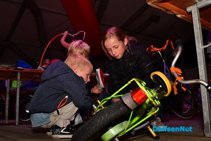 Fietsen pimpen in de tent bij de Oranjevereniging Dalfsen - Foto: Johan Bokma