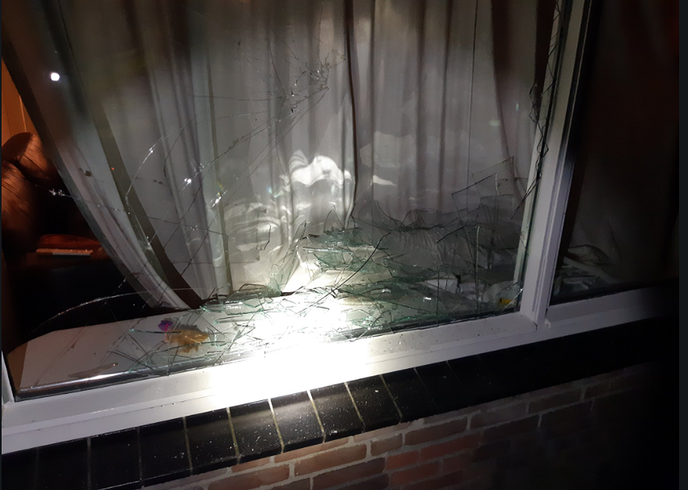 Even naar binnen fietsen? - Foto: Politie Vechtdal