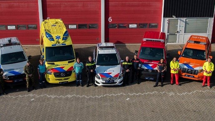 Nieuwe strepen voertuigen hulpverleningsdiensten - Foto: Politie