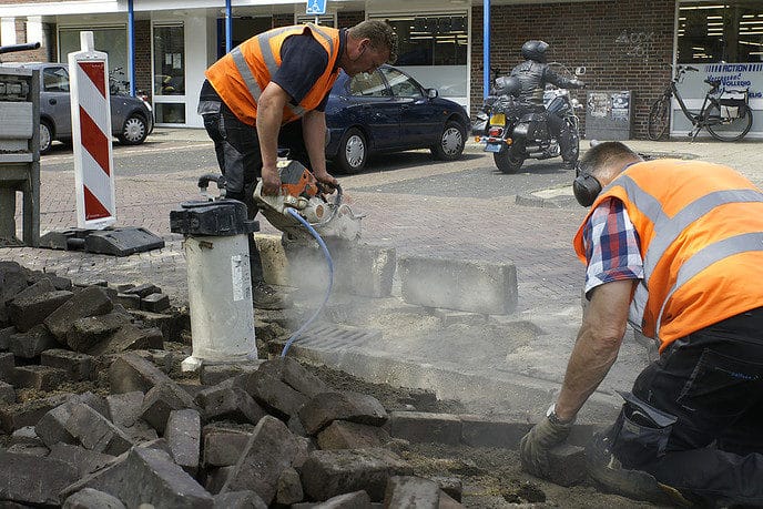 Gemeente verlaagt stoeprand - Foto: Gemeente Dalfsen
