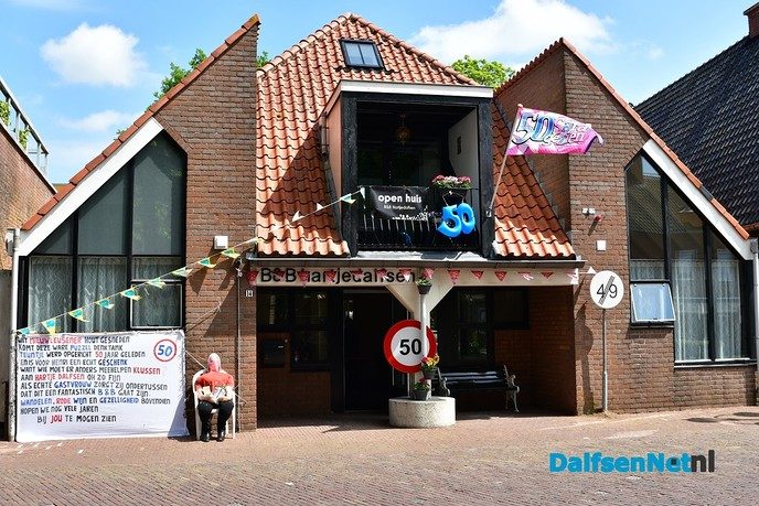 Henri en Thea Feijen hebben vanmiddag B&B Hartje Dalfsen geopend - Foto: Johan Bokma