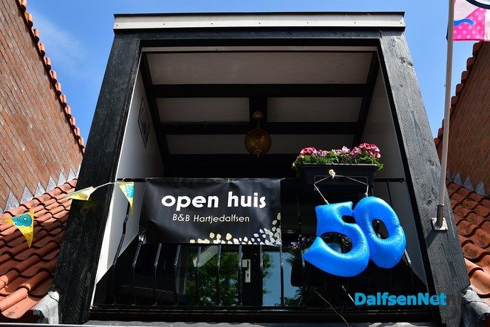 Henri en Thea Feijen hebben vanmiddag B&B Hartje Dalfsen geopend - Foto: Johan Bokma