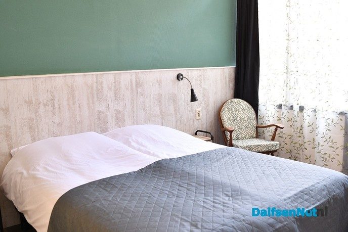 Henri en Thea Feijen hebben vanmiddag B&B Hartje Dalfsen geopend - Foto: Johan Bokma