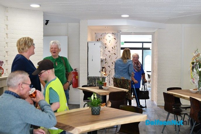 Henri en Thea Feijen hebben vanmiddag B&B Hartje Dalfsen geopend - Foto: Johan Bokma